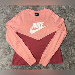 💓Nike women’s cropped long sleeved shirt
size medium